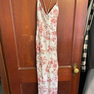 Pretty flowy summer dress. Extremely flattering on